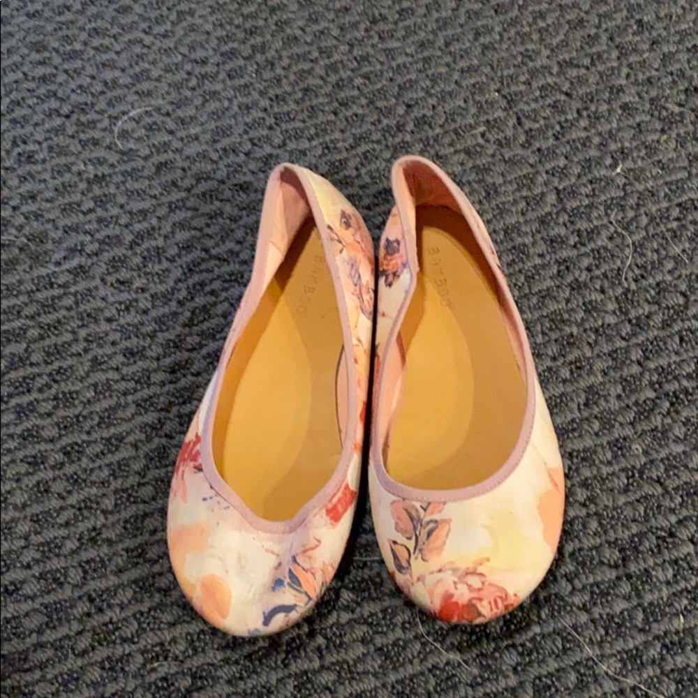 Flowers with a cream colored flats